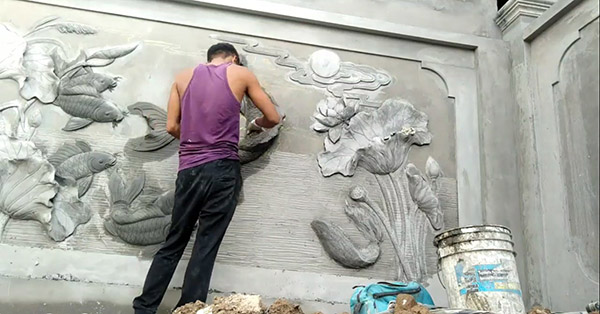 Công đoạn tạo hình khối tranh tường bằng xi măng cá chép hoa sen đẹp tại Hưng Yên