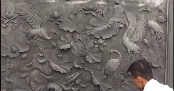 Thi công tranh đắp nổi trên tường sen cò đẹp tại Hưng Yên