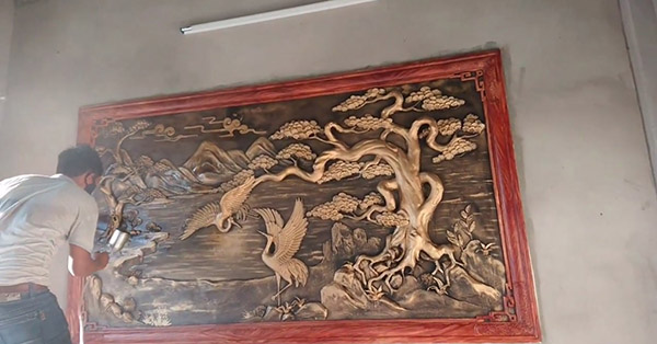 Tranh đắp nổi trên tường tùng hạc khung sơn giả gỗ đẹp cho phòng khách tại Hưng Yên