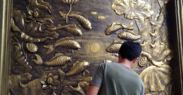 Tô màu tranh đắp xi măng sơn giả đồng hoa sen cá chép cho nhà đẹp tại Hưng Yên