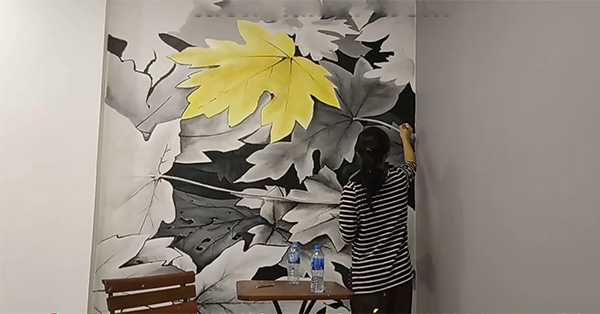 Họa sĩ đang vẽ tường phòng ngủ cho khách hàng là doanh nghiệp tai Hưng Yên