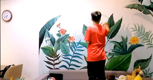 Họa sĩ đang vẽ tường phòng ngủ họa tiết hoa lá cho nhà ở tại Hưng Yên