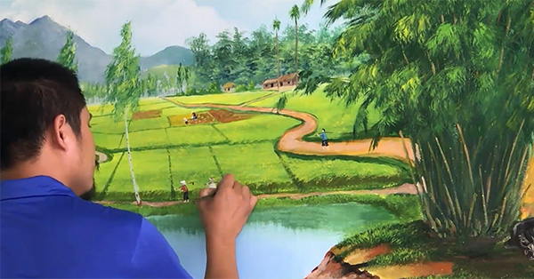 Họa sĩ đang thi công vẽ cảnh núi rừng cho nhà hàng tại Hưng Yên